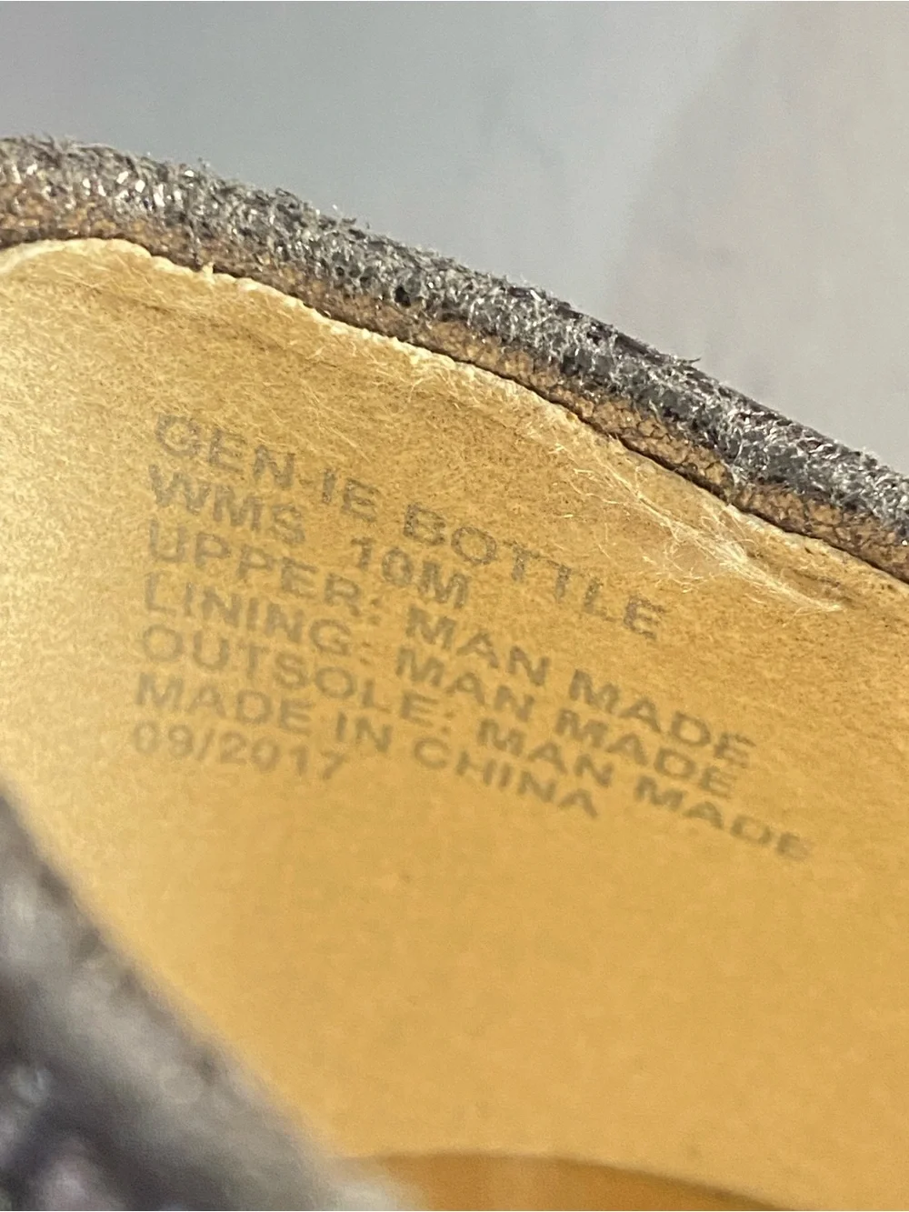 Kenneth Cole Reaction Gen-ie Bottle Size 10 Glitter Pom Pom Feather Flats